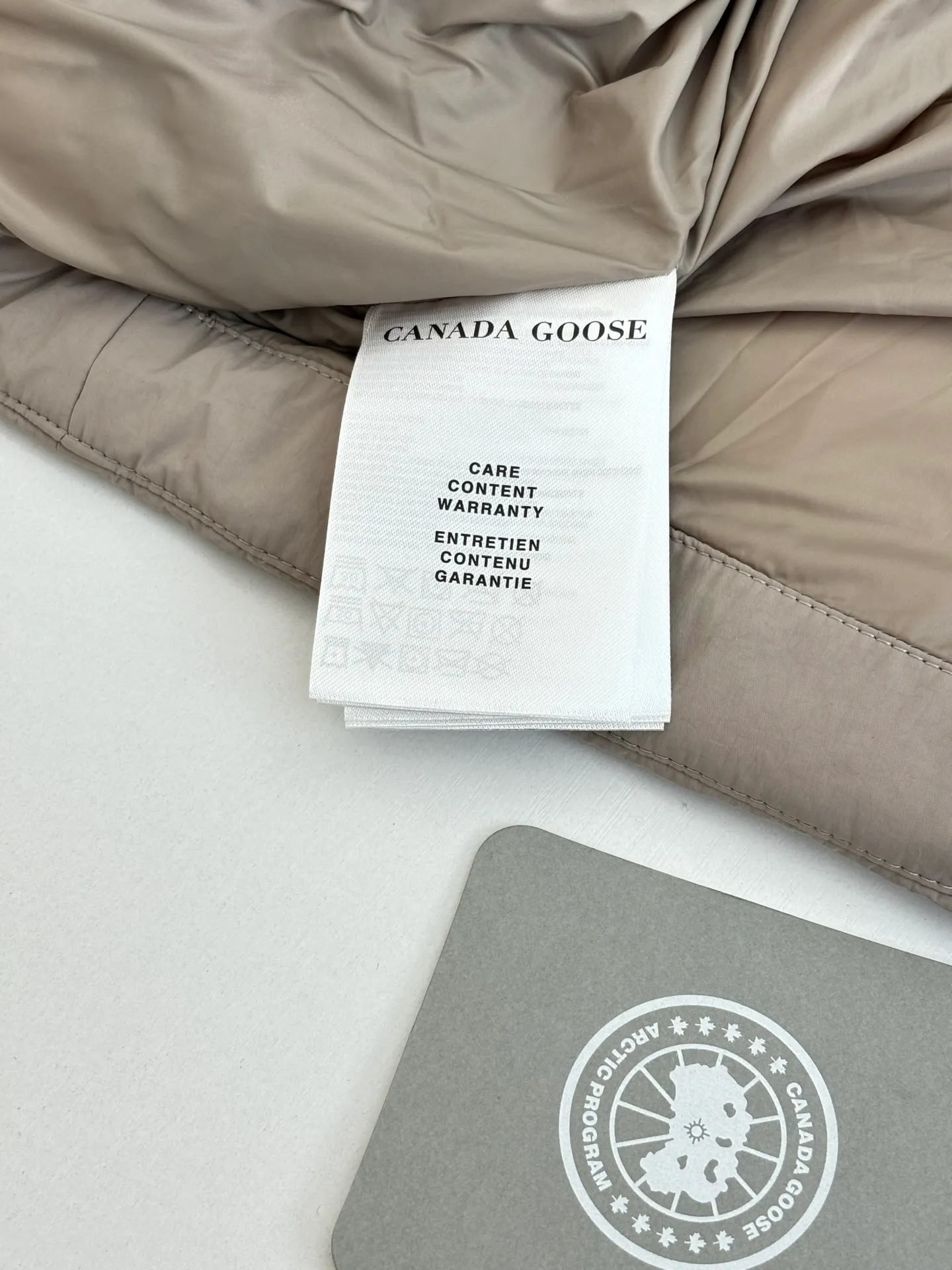 P690 Canada Goos*/Big Goose Rubber Label Badge Down Vest The fabric is made of high-quality protective nylon fabric, 90 national standard high-quality white duck down: selected high-fill down, weighing 160g, light and warm, with excellent temperature locking performance and good resilience. Three-dimensional quilting technology and precision thread reinforcement prevent lint from being drilled and ensure that the fluffy and resilient elasticity lasts like new.  Size：S/M/L/XL